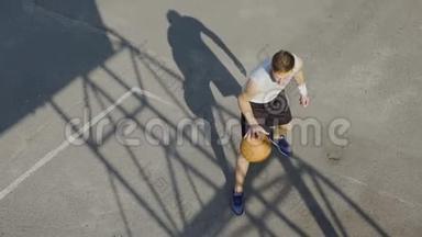 年轻人独自打篮球，运球和练习罚球